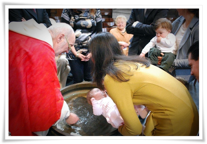 Baby boven doopvont